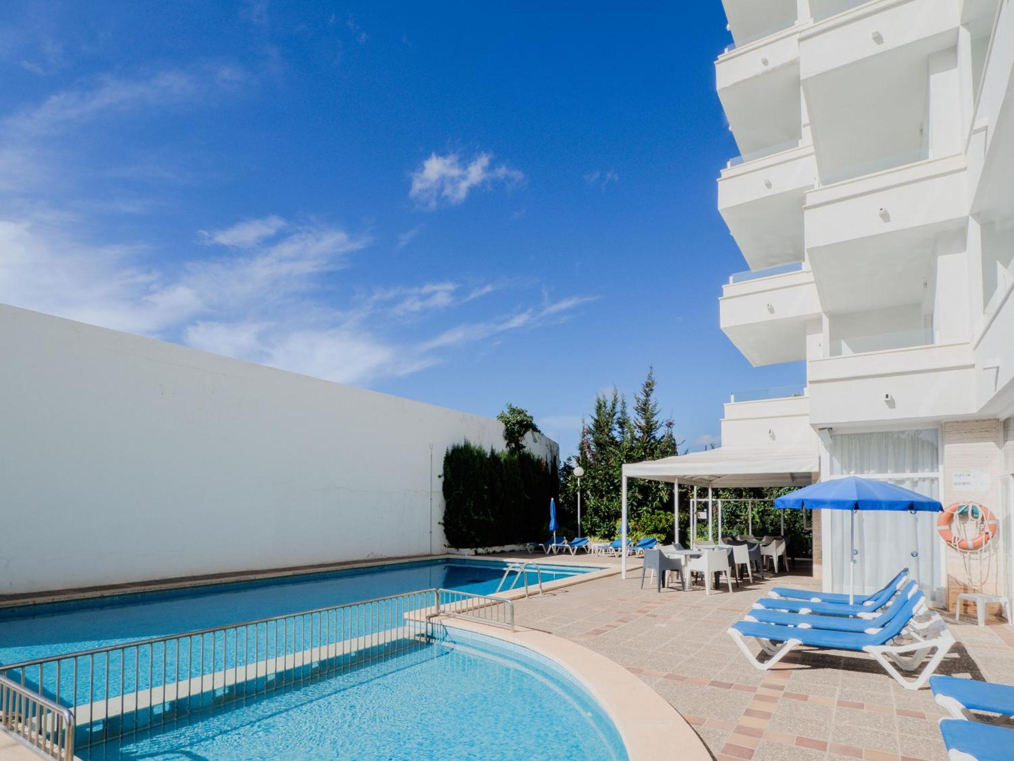 Apartamentos La Santa Maria Кала Милор Екстериор снимка