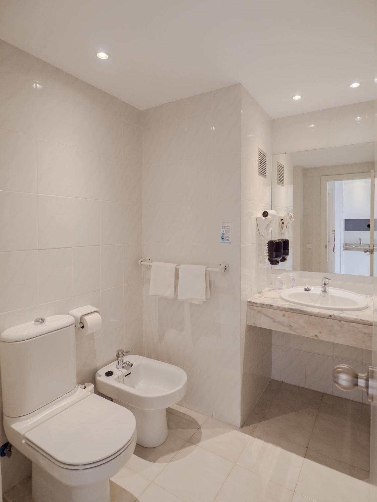 Apartamentos La Santa Maria Кала Милор Екстериор снимка