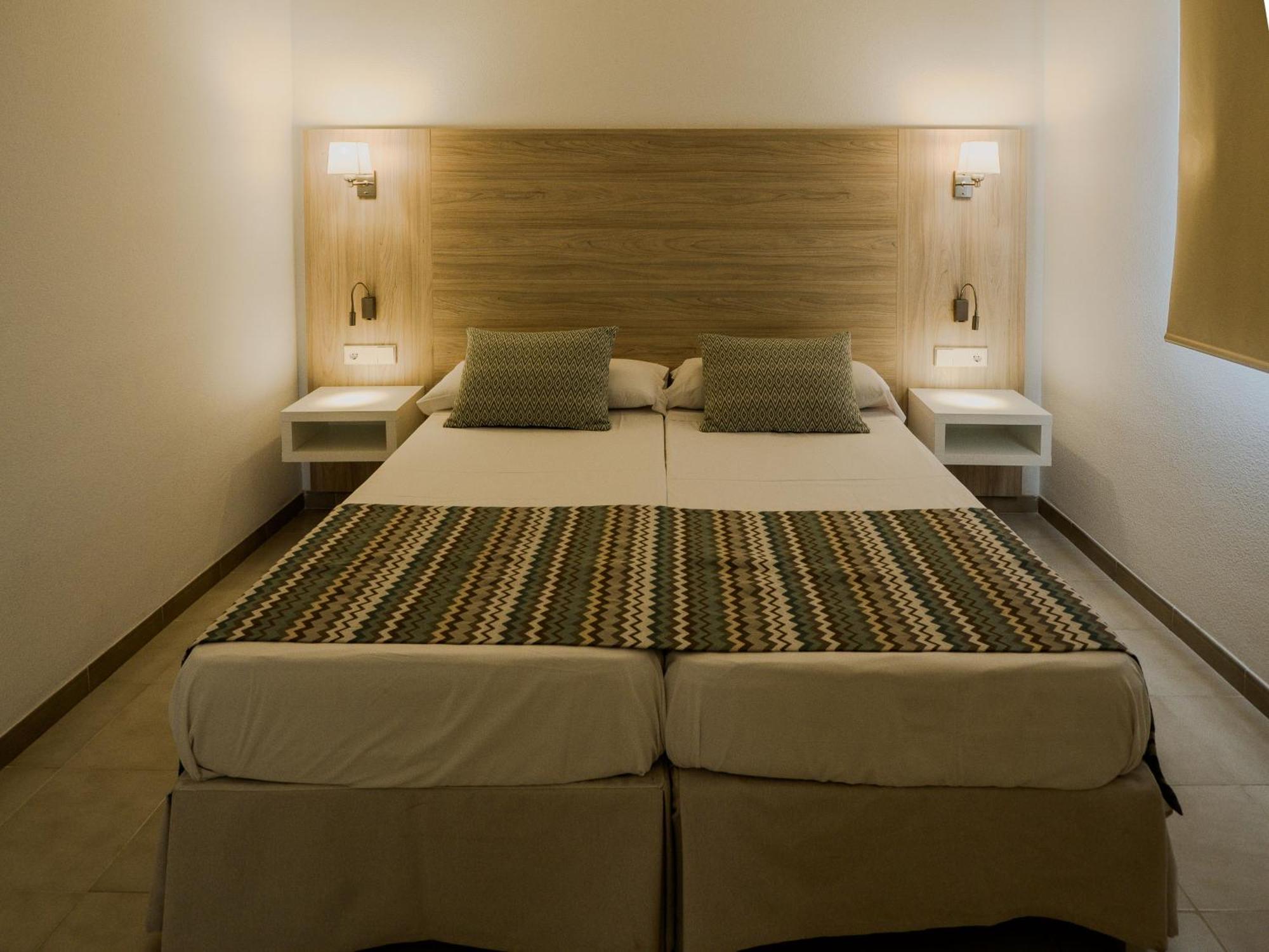 Apartamentos La Santa Maria Кала Милор Екстериор снимка