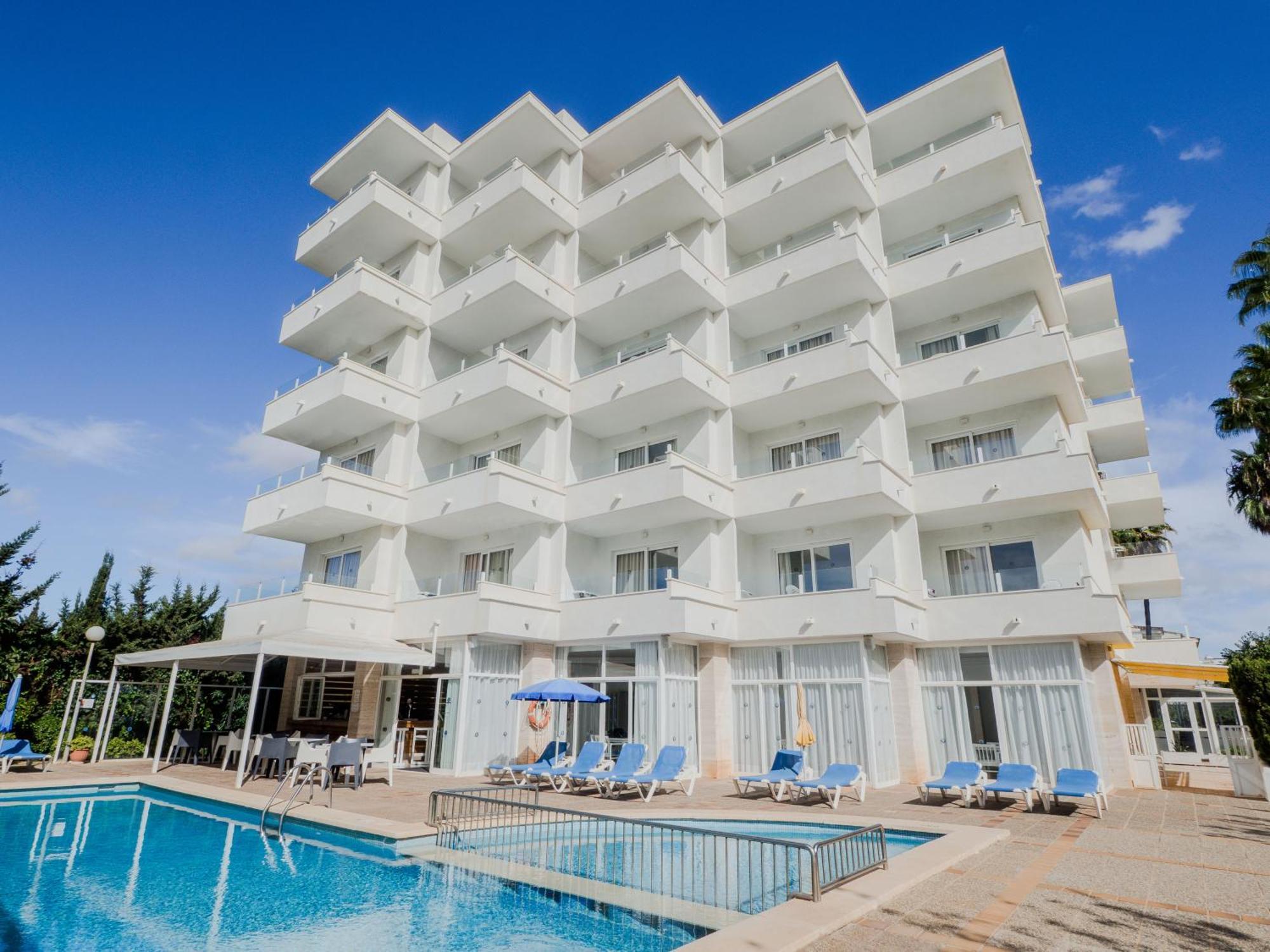 Apartamentos La Santa Maria Кала Милор Екстериор снимка